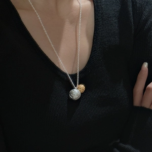 Collier en argent sterling S925 avec sphères texturées argentées et dorées ajourées