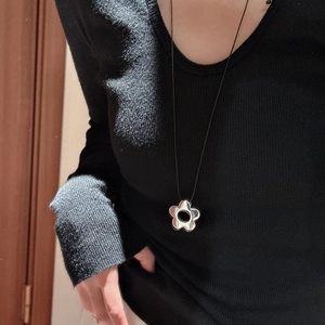 Collier avec pendentif fleur évidée en argent 925 et cordon noir réglable pour femme