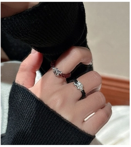 Détail de bague élastique en argent S925 avec perles de teckel rouges et noires vintage