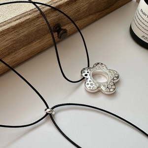 Collier fleur évidée en argent 925 avec cordon noir et fermoir coulissant réglable de luxe