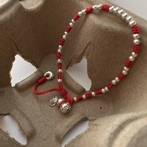 Bracelet tressé rouge fait main avec perles et breloques en argent S925 minimaliste