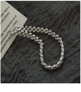 Vue détaillée macro du bracelet en argent sterling S925 avec perles ciselées par CNC