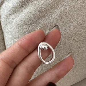 Minimalist S925 sterling silver openwork oval ring with small bead on female finger