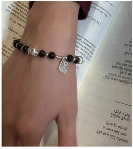 Dettaglio del bracciale di perle in argento S925 con perle nere e ciondolo a cuore