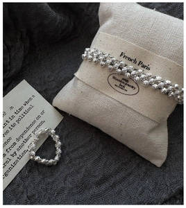 Vue détaillée de l'ensemble bracelet et bague en argent massif S925 à perles facettées