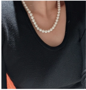 Detail shot of round white pearl choker necklace with S925 silver brushed clasp