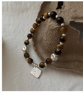 Bracciale in argento con pietre occhio di tigre e ciondolo con scritta incisa a cuore