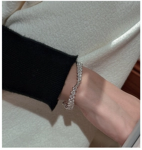 Détail d'un bracelet scintillant en argent sterling S925 avec perles sur le poignet
