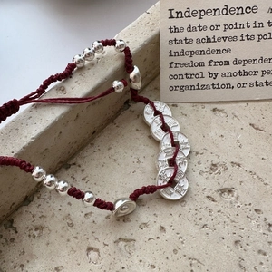 Bracelet en corde rouge fait main avec perles en argent S925 et pendentifs pièces