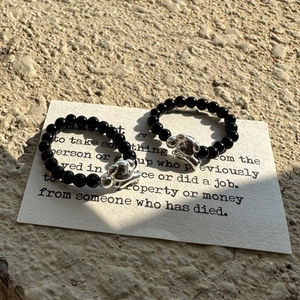 Ensemble de bagues élastiques avec perles noires et breloque chien teckel en argent