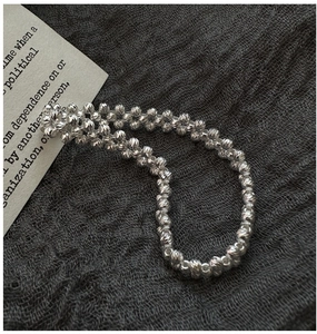 Détail de perles en argent sterling S925 texturées CNC avec finition réfléchissante