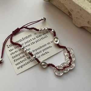 Bracelet en corde rouge argent S925 avec cinq pièces d'empereur et nœuds réglables