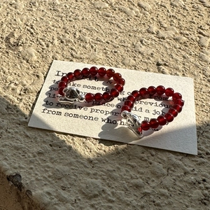 Bague élastique minimaliste en argent S925 avec perles rouges et pendentif teckel