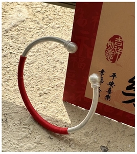Détail du bracelet jonc en argent S925 avec fil rouge tressé et embouts sphériques
