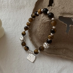 Bracciale S925 in argento con perle di occhio di tigre marrone e ciondolo a cuore inciso