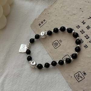 Bracciale di perline in argento S925 con occhio di tigre e ciondolo a cuore inciso