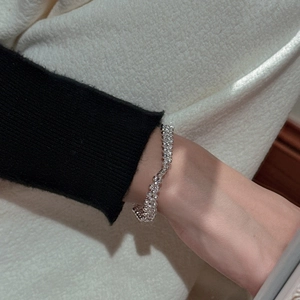 Bracelet à perles scintillantes en argent sterling S925 au poignet pour un style minimaliste