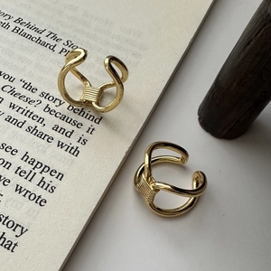 Anelli a doppio strato in argento sterling S925 placcati oro su un libro d'epoca