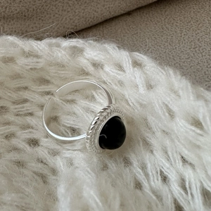 925 silver matte ring with black onyx gemstone and vintage twisted rope edge detail