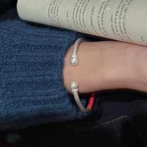 Bracelet jonc ouvert en argent S925 avec fil rouge et perles au fini mat brossé