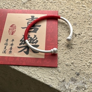 Bracelet ouvert en argent S925 avec fil tissé rouge et design de bon augure