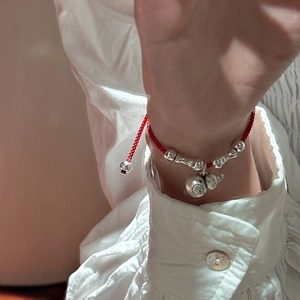 Bracelet cordon rouge en argent S925 avec perles creuses et pendentif clochette