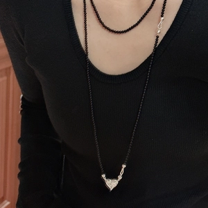 S925 silver beaded necklace featuring black onyx stones and a carved heart pendant