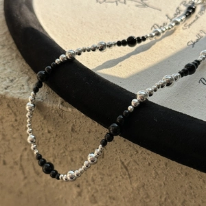 Minimalist S925 silver and black onyx beaded necklace with gradient round beads