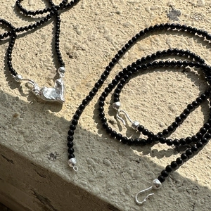 S925 silver necklace set with black agate beads and hammered heart pendant detail