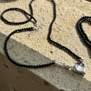 Minimalist S925 silver beaded necklace with black onyx beads and hammered heart pendant