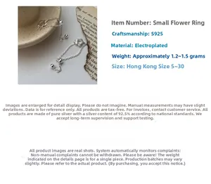 Détail de la fleur en argent sterling S925 avec chaîne de bague réglable et texture