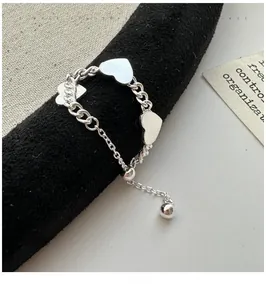 Vue détaillée de la bague en argent S925 avec cœurs et perles de réglage fines