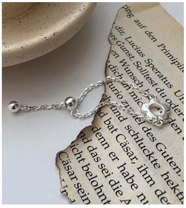 Détail de la bague fleur en argent S925 avec fermoir coulissant réglable et chaîne