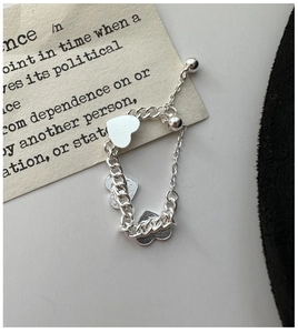 Détail macro de la bague chaîne en argent S925 avec trois charms cœur et fermoir à perles