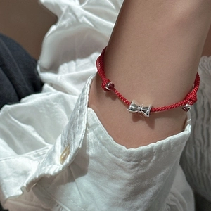 Minimalistisches S925 Silber Schleife Armband mit roter Schnur für Damen am Handgelenk
