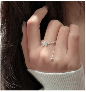 Gros plan d'une bague chaîne en argent S925 avec breloque cœur et perle pendante