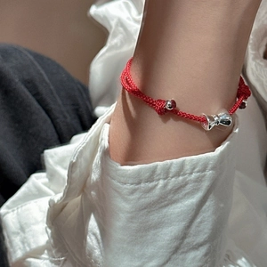 Minimalistisches S925 Silber Schleife Rotfaden Armband mit Silberperlen am Handgelenk