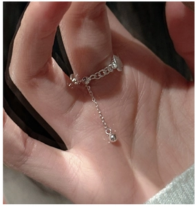 Détail de la bague chaîne en argent S925 avec une breloque perle sur la main