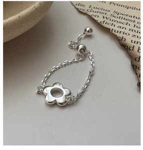 Détail de la bague fleur en argent S925 avec chaîne réglable et fermoir coulissant