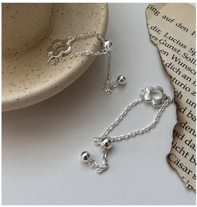 Détail de la bague fleur en argent S925 avec chaîne et perle de réglage coulissante