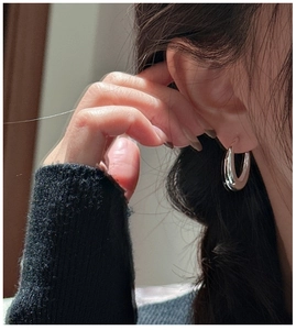 Détail de boucles d'oreilles en argent S925 en forme de C avec finition miroir poli éclatant