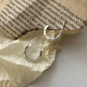 S925 sterling silver C-shaped hoop earrings with vintage frosted texture design