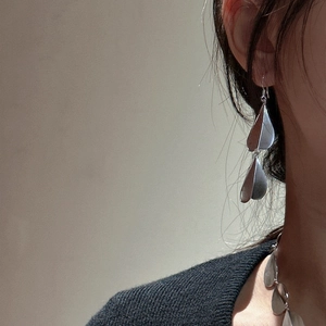 Minimalist S925 sterling silver frosted heart earrings with layered teardrop design