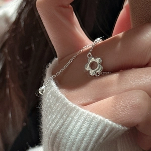 Bague chaîne fleur en argent sterling S925 avec un délicat pétale creux au style minimaliste
