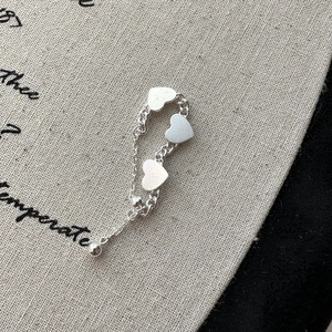 Manchette d'oreille en argent S925 avec breloques cœurs mats et fines chaînes pendantes