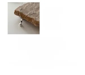 Détail du collier S925 en argent sterling avec pendentif sphère irrégulière et chaîne à billes