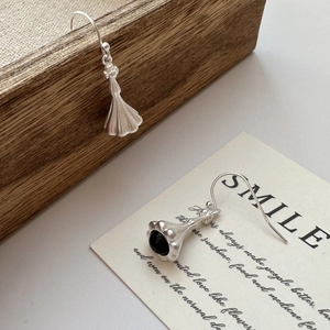 S925 sterling silver pleated lily earrings with matte finish and black agate inlay