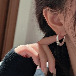Créoles épaisses en C en argent sterling S925 avec une finition miroir polie minimaliste
