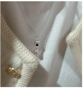 Gros plan détaillé d'un collier avec pendentif en perles d'argent S925 sur un modèle