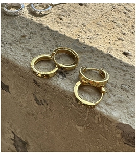 Détail des boucles d'oreilles créoles en argent 925 avec texture martelée polie